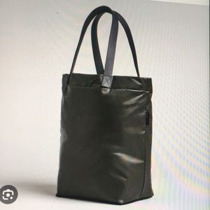 M0851 Black Large Leather Tote Size H18’XW13’XD8’ APPROX MEASURING